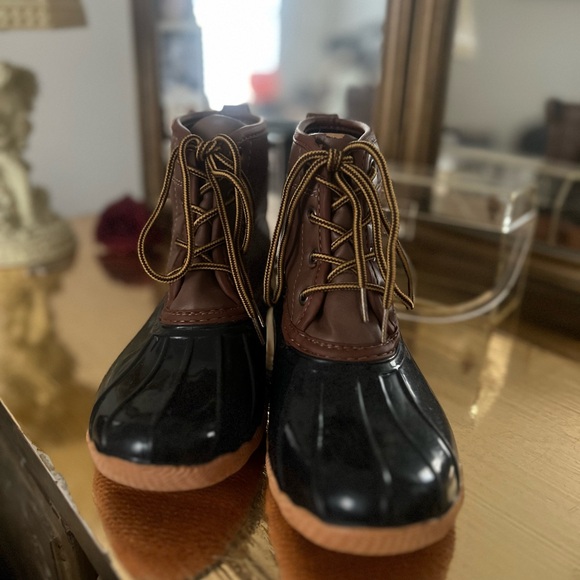 Duck Boots Excellent Condition SZ 6 (ran big on me but I have narrow feet) - Picture 2 of 5